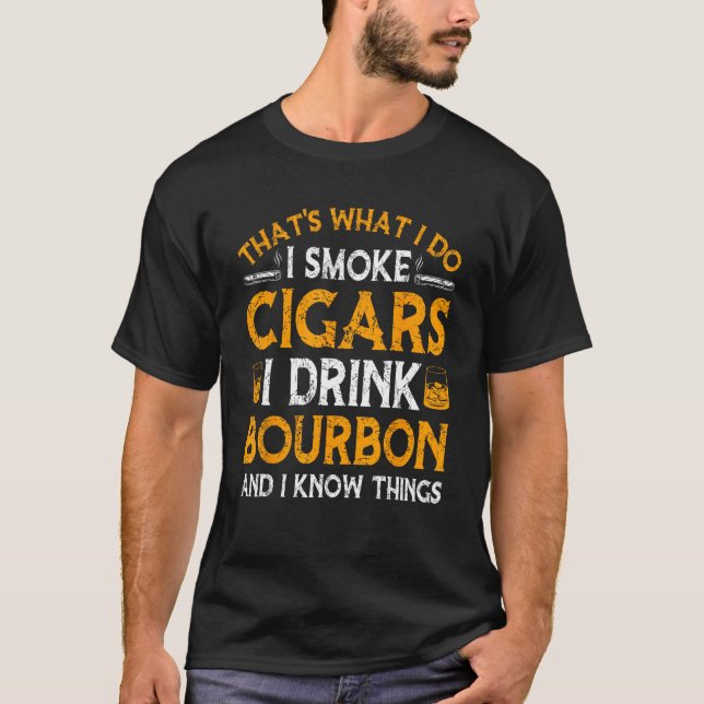 Camiseta Humo Cigarros Bebí Borbón Y Sé Cosas Que Beben (Anverso)