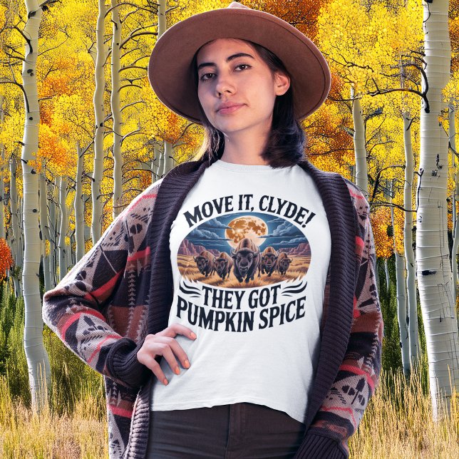 Camiseta Humor de especias de calabaza de otoño de estampid (young lady posing in a field of autumn color aspen tree leaves)