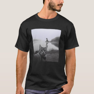 Camiseta Humor divertido de críptido Gato selfie con Nessie