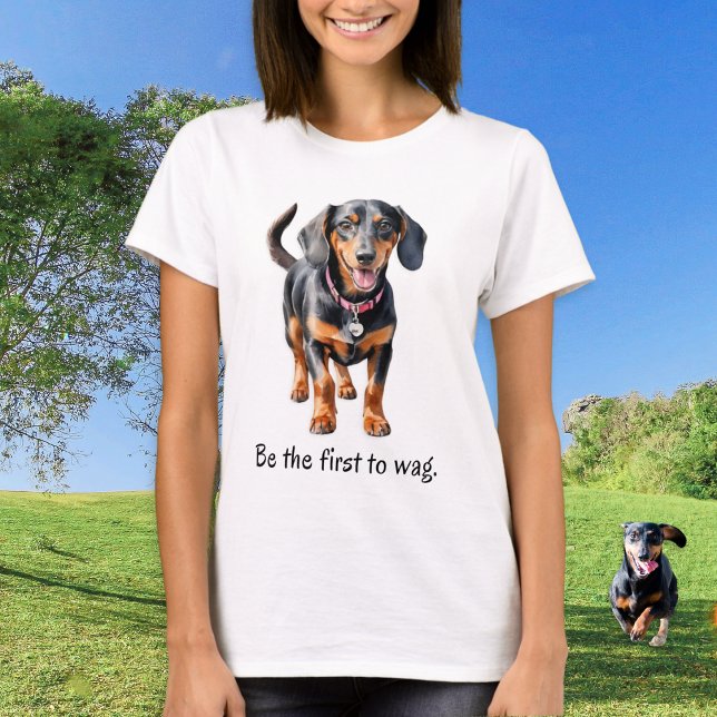 Camiseta Humor divertido de perro de Dachshund (A cute t-shirt with dachshund picture in a watercolor style, and caption 'Be the first to wag')