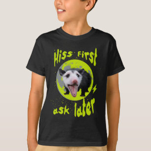 Camiseta Humor Divertido de Zarigüeya: Silba Primero, Pregú