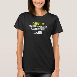 Camiseta Humor Sarcástico Precaución Boca Funciona Más Rápi