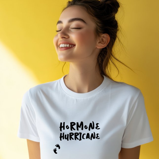 Camiseta Humorous pregnancy baby fingerprint black (Accompanying this striking visual is the lighthearted and amusing phrase "Hormone Hurricane,")