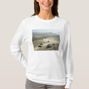 Camiseta Humvees recorre caminos montañosos escarpados