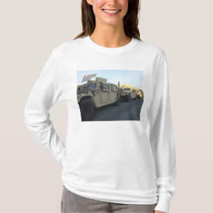 Camiseta Humvees se sienta en el embarcadero en la ciudad