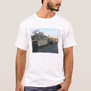 Camiseta Humvees se sienta en el embarcadero en la ciudad