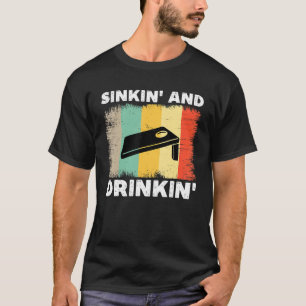Camiseta Hundirse y Beber Cornhole  Lanzamiento de Bolsa de