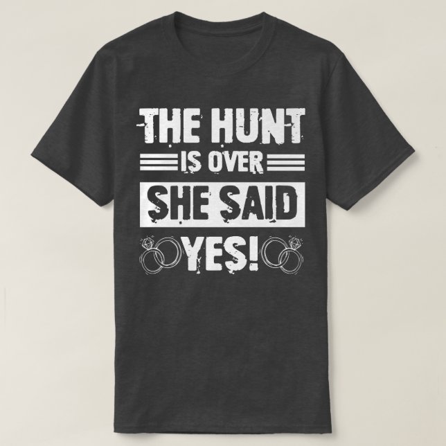 Camiseta Hunt Is Over She Said Funny Groomsmen Bachelor Par (Diseño del anverso)
