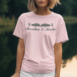 Camiseta Hunter Green Initials Bridesmaids<br><div class="desc">Un bello reflejo de los años 90,  cuando no había una combinación de colores más caliente que el verde y la crema del cazador,  ¡y las iniciales y monogramas estaban por todas partes! Perfecto para los bodas de club y de hotel.</div>