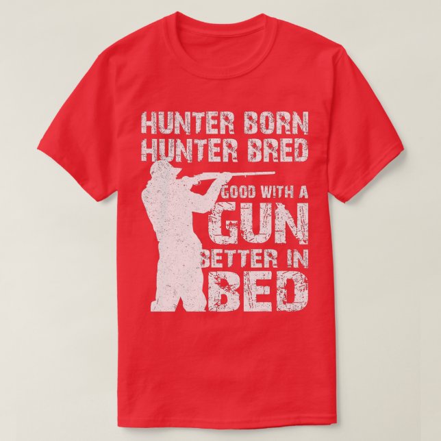 Camiseta Hunter Nace Hunter Bred Good with a Gun Better in (Diseño del anverso)