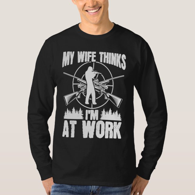 Camiseta Hunter Wife thinks Im at work Deer Hunting Essenti (Anverso)