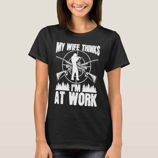 Camiseta Hunter Wife thinks Im at work Deer Hunting Essenti (Anverso)