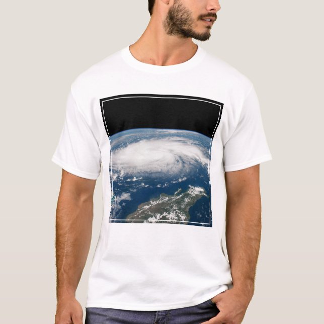 Camiseta Huracán Dorian Sobre El Océano Atlántico. (Anverso)