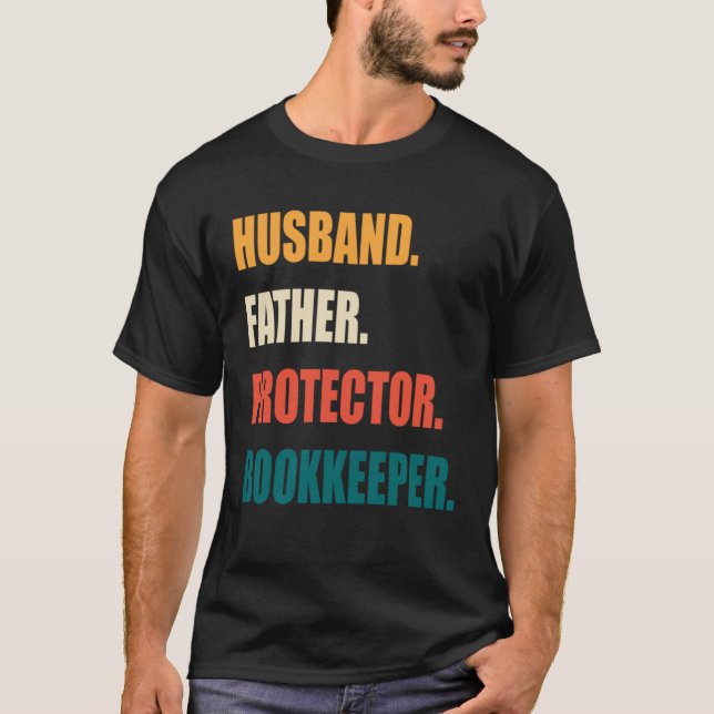 Camiseta Husband Father Protector Bookkeeper (Anverso)