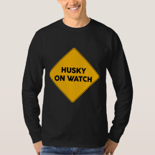 Camiseta Husky On Watch Yellow Road Rótulo