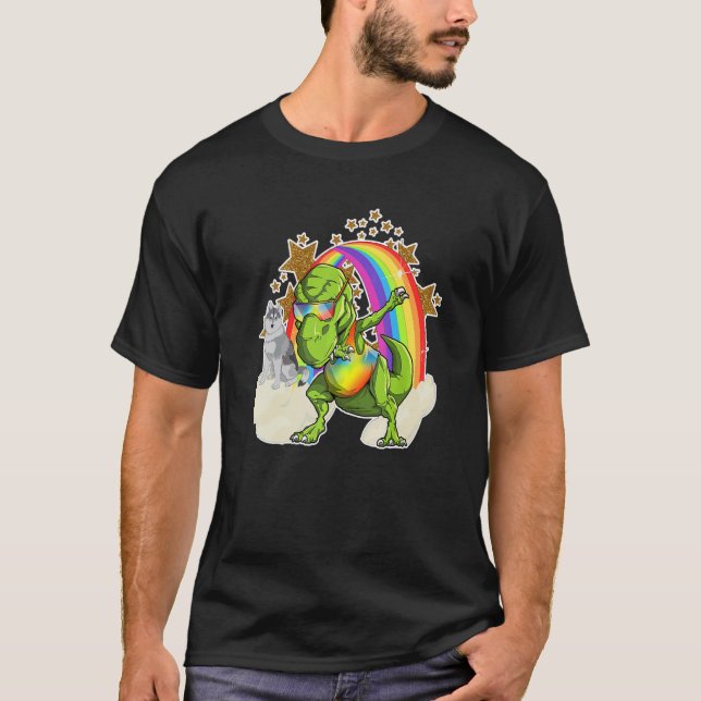Camiseta Husky Siberiano Cabalga Nubes de Arcoíris Junto a  (Anverso)