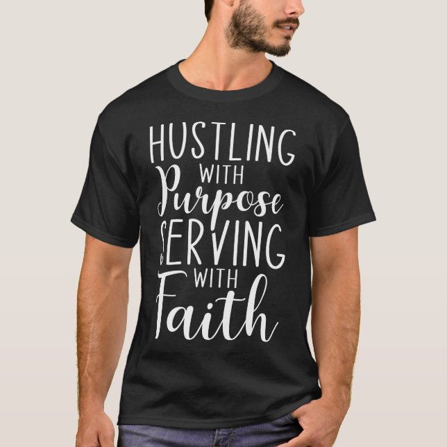 Camiseta Hustling con propósito, sirviendo con fe (Anverso)