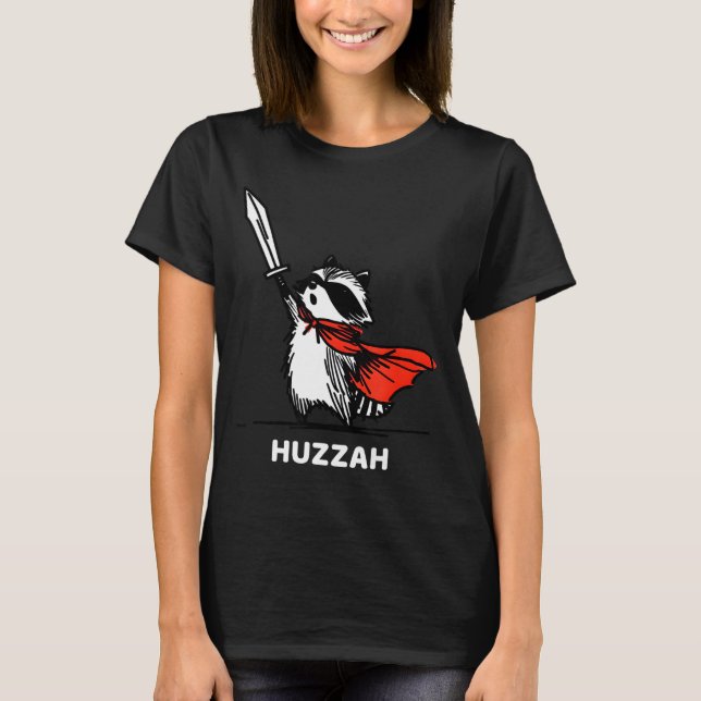 Camiseta Huzzah Raccoon Knight Funny Sword Meme Quote  (Anverso)