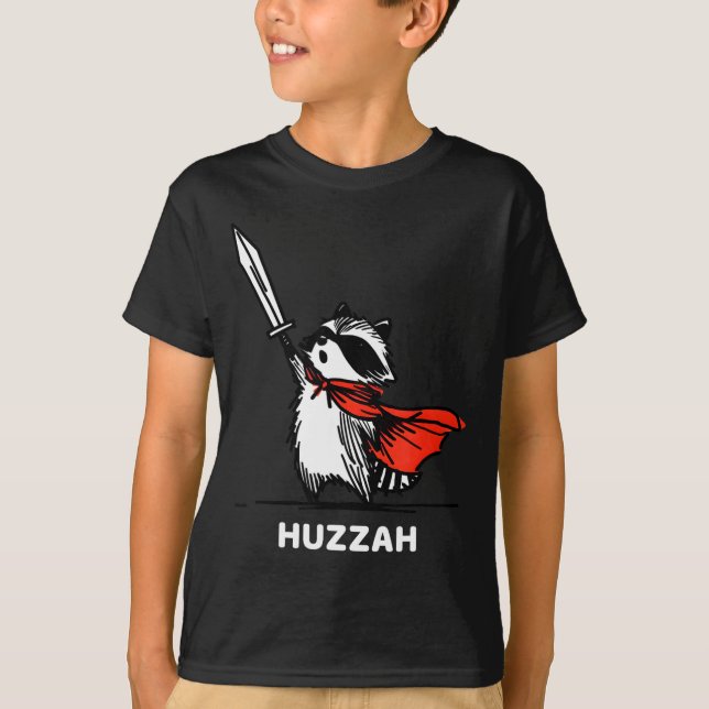 Camiseta Huzzah Raccoon Knight Funny Sword Meme Quote  (Anverso)