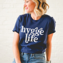 Camiseta Hygge Life Cosy Cita Danesa Tipografía Nórdica Dk
