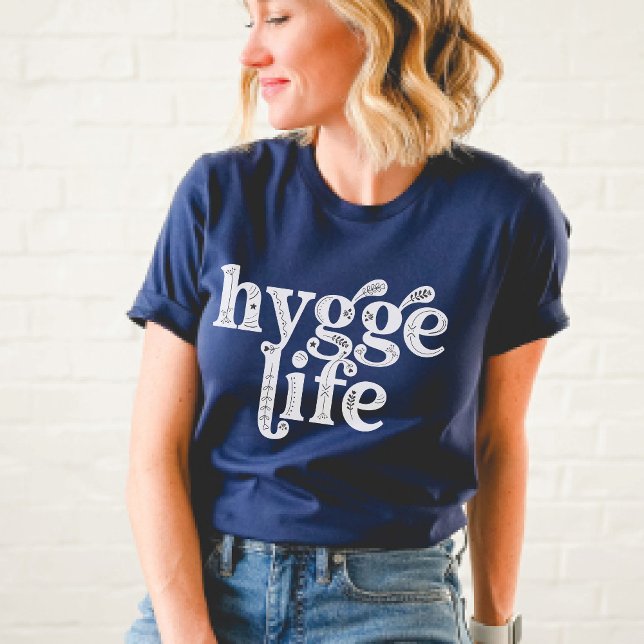 Camiseta Hygge Life Cosy Cita Danesa Tipografía Nórdica Dk (Cute Minimalist Hygge Life Typography Women's navy blue t-shirt, cozy vibes, 
 Danish quote saying)