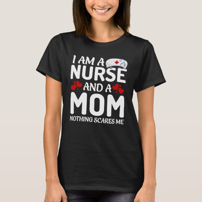 Camiseta I am a mom and a nurse nothing scares me (Anverso)