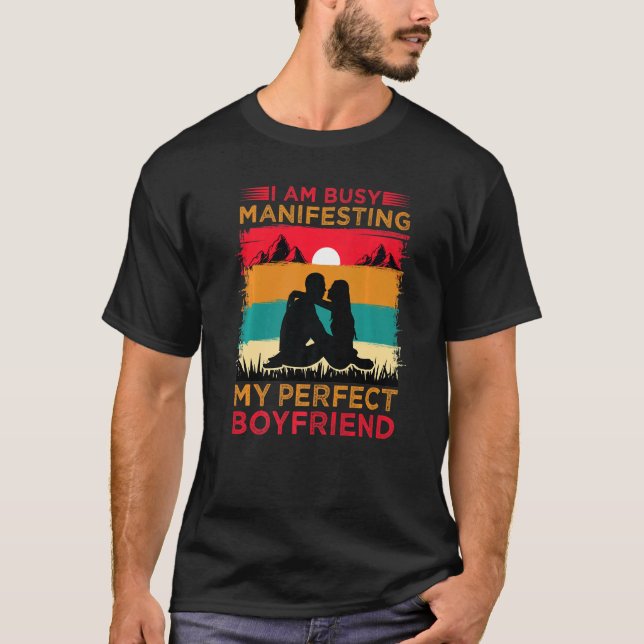 Camiseta I Am Busy Manifesting My Perfect Boyfriend  Relati (Anverso)