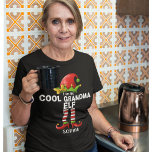 Camiseta I am The Cool Grandma Elf Funny Elf<br><div class="desc">Diseño lindo para navidad con la frase "i am the cool Grandma elf" con el nombre personzalible de la abuela. Este divertido diseño es ideal para reuniones familiares de navidad. No lo piense y adquiera la suya ahora.</div>