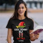 Camiseta I am The Cool Mommy Elf Funny Elf<br><div class="desc">Diseño lindo para navidad con la frase "i am the cool mommy elf" con el nombre personzalible de la mama. Este divertido diseño es ideal para reuniones familiares de navidad. No lo piense y adquiera la suya ahora.</div>