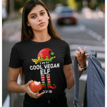 Camiseta I am The Cool Vegan Elf Funny Elf<br><div class="desc">Diseño lindo para navidad con la frase "i am the cool Vegan elf" con el nombre personzalible de la Traviesa. Este divertido diseño es ideal para reuniones familiares de navidad. No lo piense y adquiera la suya ahora.</div>