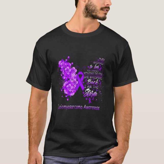 Camiseta I Am The Storm Leiomyosarcoma Awareness Butterfly (Anverso)