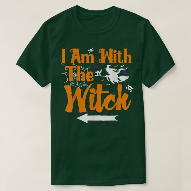 Camiseta I Am With The Witch Funny Halloween For Men Costum (Diseño del anverso)