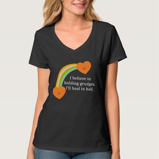 Camiseta I Believe In Holding Grudges Rainbow Heart (Anverso)