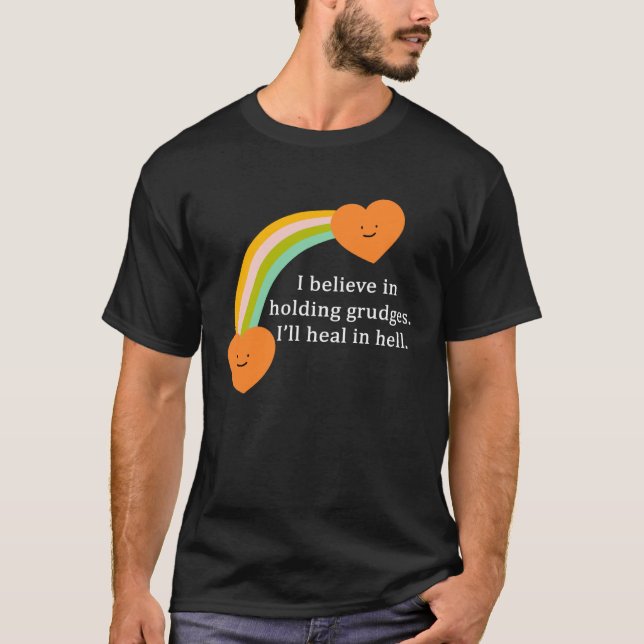 Camiseta I Believe In Holding Grudges Rainbow Heart (Anverso)