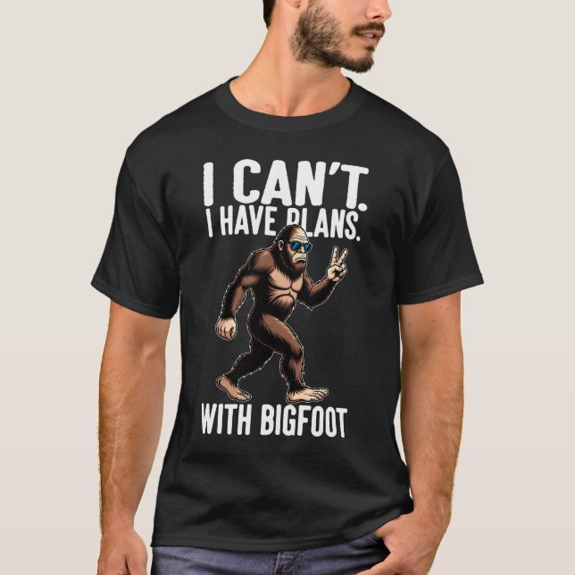 Camiseta I Can't I Have Plans With Bigfoot Funny Sasquatch  (Anverso)
