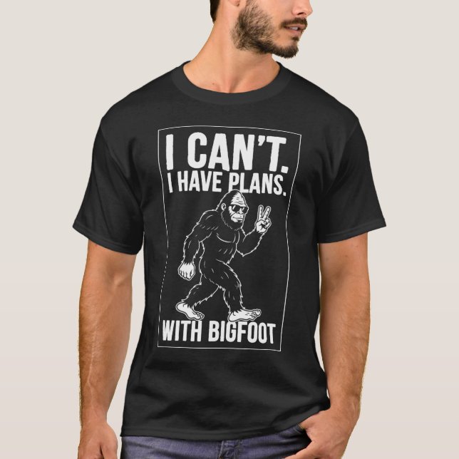 Camiseta I Can't I Have Plans With Bigfoot Funny Sasquatch  (Anverso)