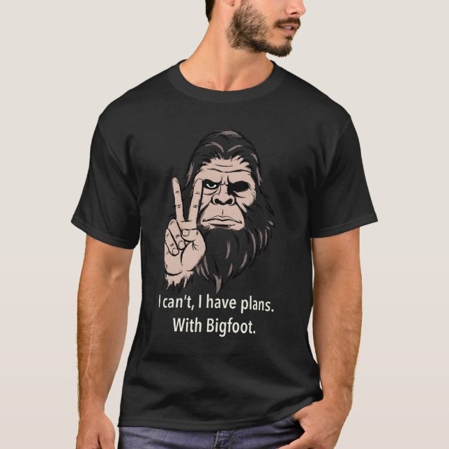 Camiseta I Can't I Have Plans With Bigfoot Funny Sasquatch  (Anverso)