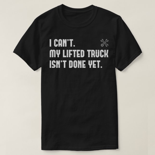 Camiseta I Can't My Lifted Truck Isn't Done Yet Funny Truck (Diseño del anverso)