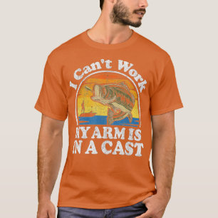 Camiseta I Cant Work My Arm Is In A Cast Funny Bass Fishing