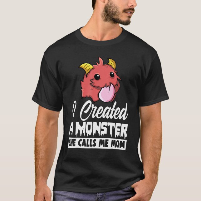 Camiseta I Created A Monster She Call Me Mom  Men Little Mo (Anverso)