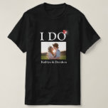 Camiseta I DO Engagement Ring Couple Photo Name Minimalista<br><div class="desc">HAGO la foto de la pareja de anillos de compromiso y sus nombres Minimalistas Feliz y divertido camiseta. Celebra tu evento especial con esta linda camiseta. Todos los textos están predispuestos para que cambies fácil y rápidamente con tus propios detalles.</div>