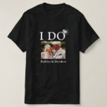 Camiseta I DO Engagement Ring Couple Photo Name Minimalista<br><div class="desc">HAGO la foto de la pareja de anillos de compromiso y sus nombres Minimalistas Feliz y divertido camiseta. Celebra tu evento especial con esta linda camiseta. Todos los textos están predispuestos para que cambies fácil y rápidamente con tus propios detalles.</div>