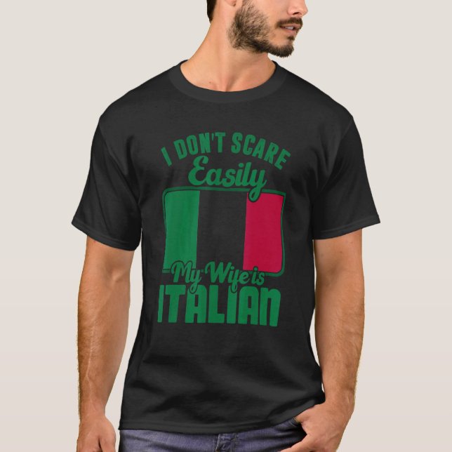 Camiseta I Dont Scare Easily My Wife Is Italian Me Proud It (Anverso)