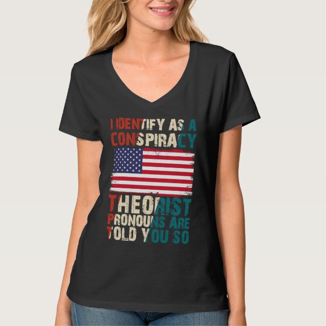 Camiseta I Identify As A Conspiracy Theorist Pronouns Are T (Anverso)