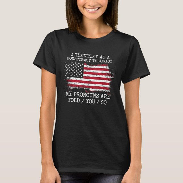 Camiseta I Identify As A Conspiracy Theorist Pronouns Are T (Anverso)