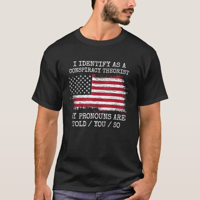 Camiseta I Identify As A Conspiracy Theorist Pronouns Are T (Anverso)