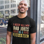 Camiseta I Keep All my Dad Jokes in a Dad-a-Base Funny<br><div class="desc">Diseño con Frase Divertida " I Keep All my Dad Jokes in a Dad-a-Base" ideal para los papas amantes de las bromas y de pasarcela bien en la vida, este diseño con letras vintage en colores alegres es apto para regalar a papa en cumpleaños, dia del padre, navidad, aniversarios o...</div>