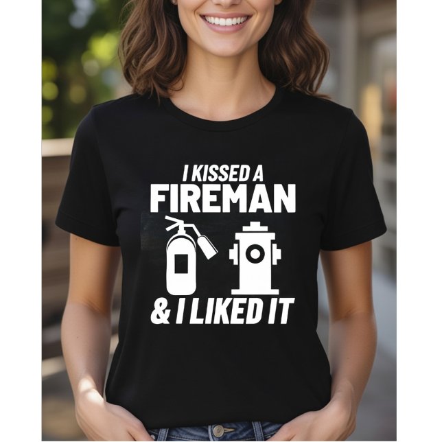 Camiseta I Kissed A Fireman & I Liked It - Firefighter Girl (Subido por el creador)