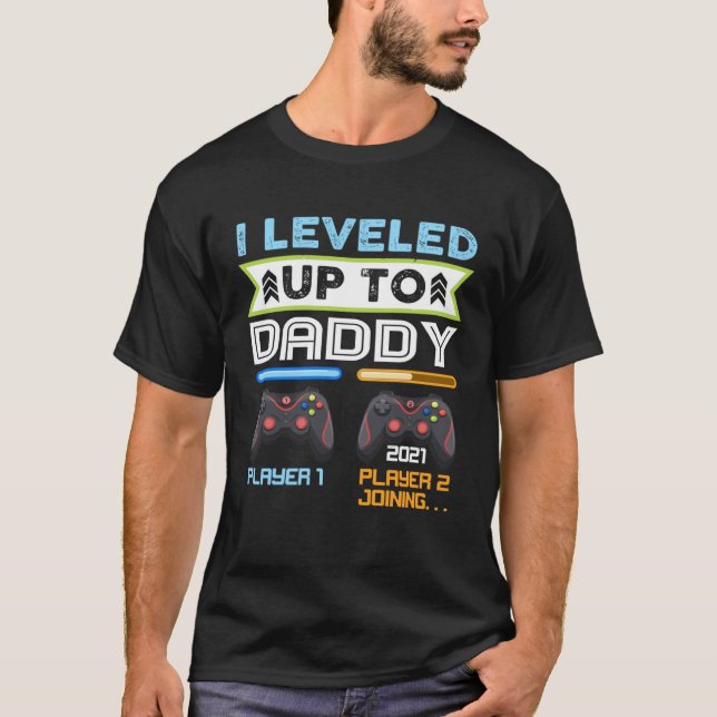 Camiseta I Leveled Up To Daddy 2021  Gaming Soon To Be Dad  (Anverso)