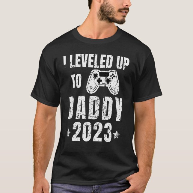 Camiseta I Leveled Up To Daddy 2023 Men Gamer First Time Da (Anverso)